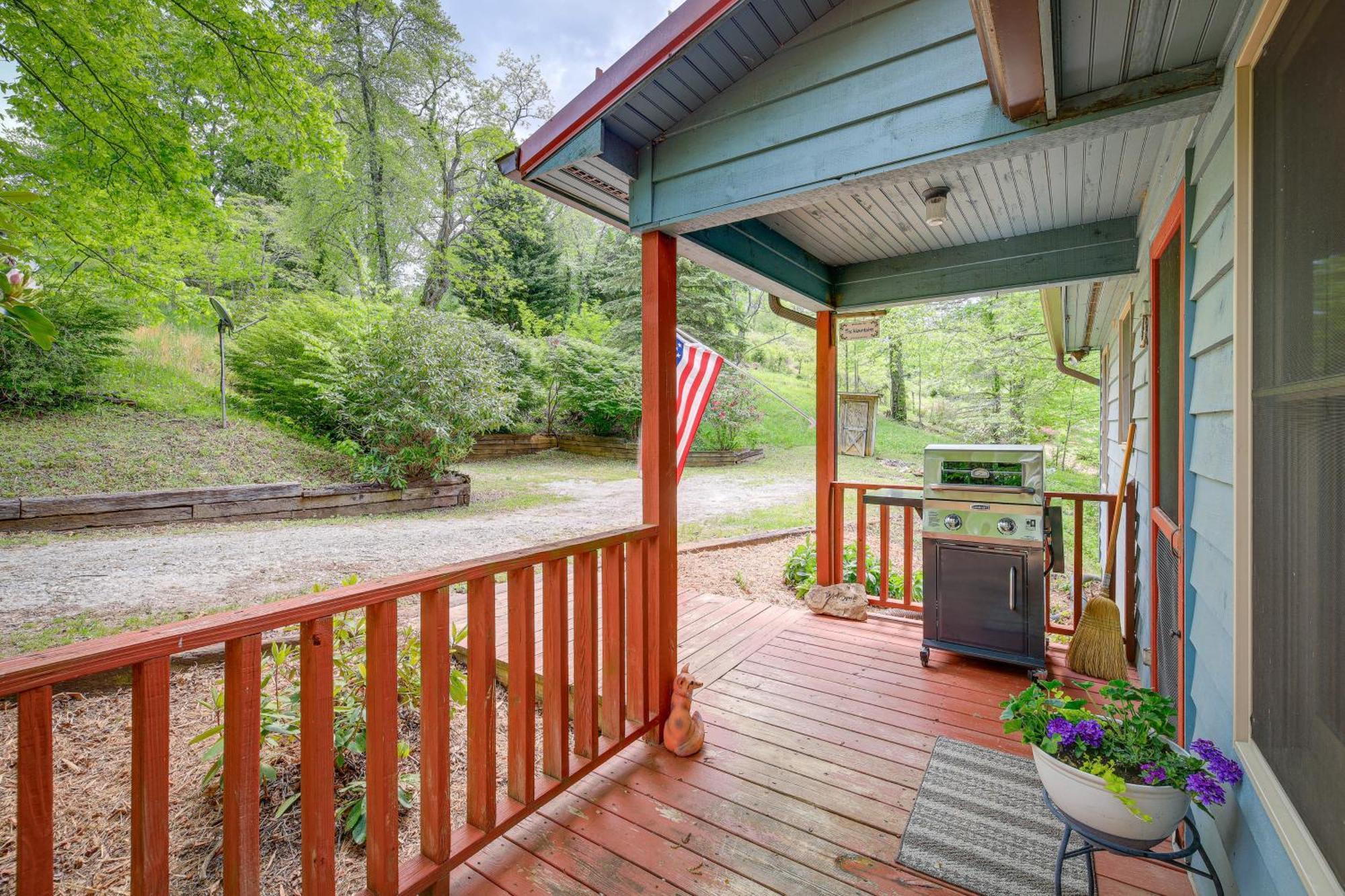 Quaint Blue Ridge Cabin Rental With On-Site Stream! Sparta Екстериор снимка