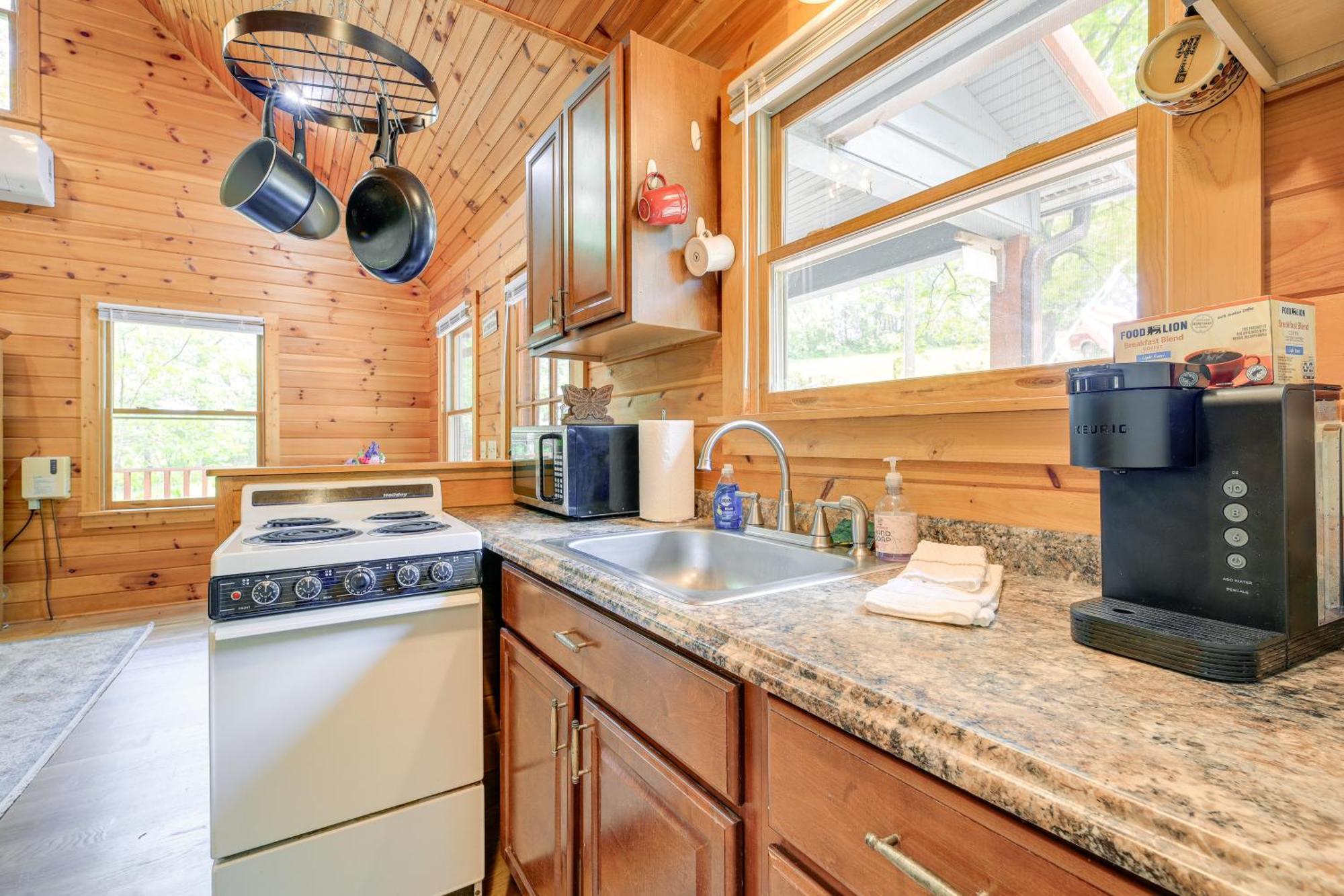 Quaint Blue Ridge Cabin Rental With On-Site Stream! Sparta Екстериор снимка